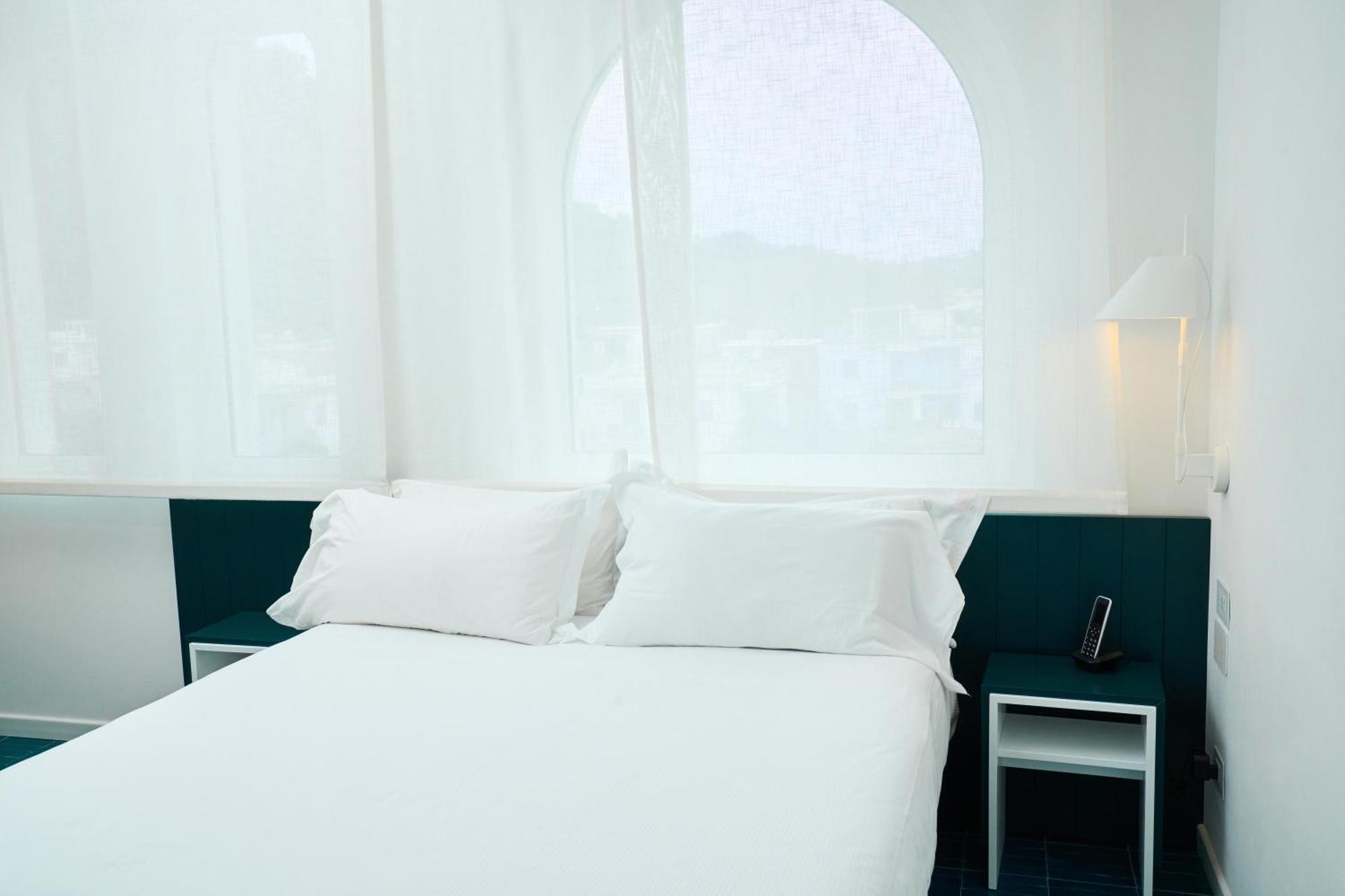 Calea Boutique Hotel Баколи Стая снимка